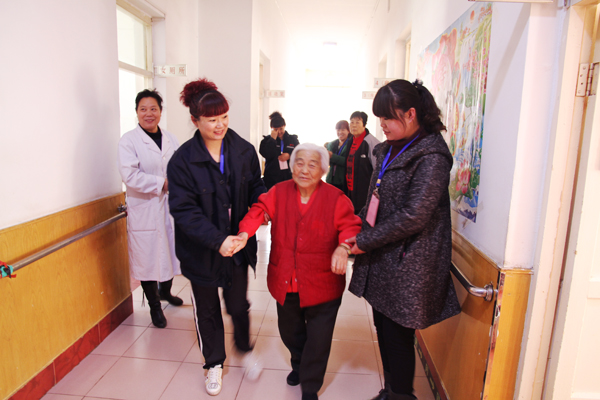 老人的笑容，我們的快樂(lè)——公司青年志愿者走進(jìn)敬老院活動(dòng)側(cè)記.jpg